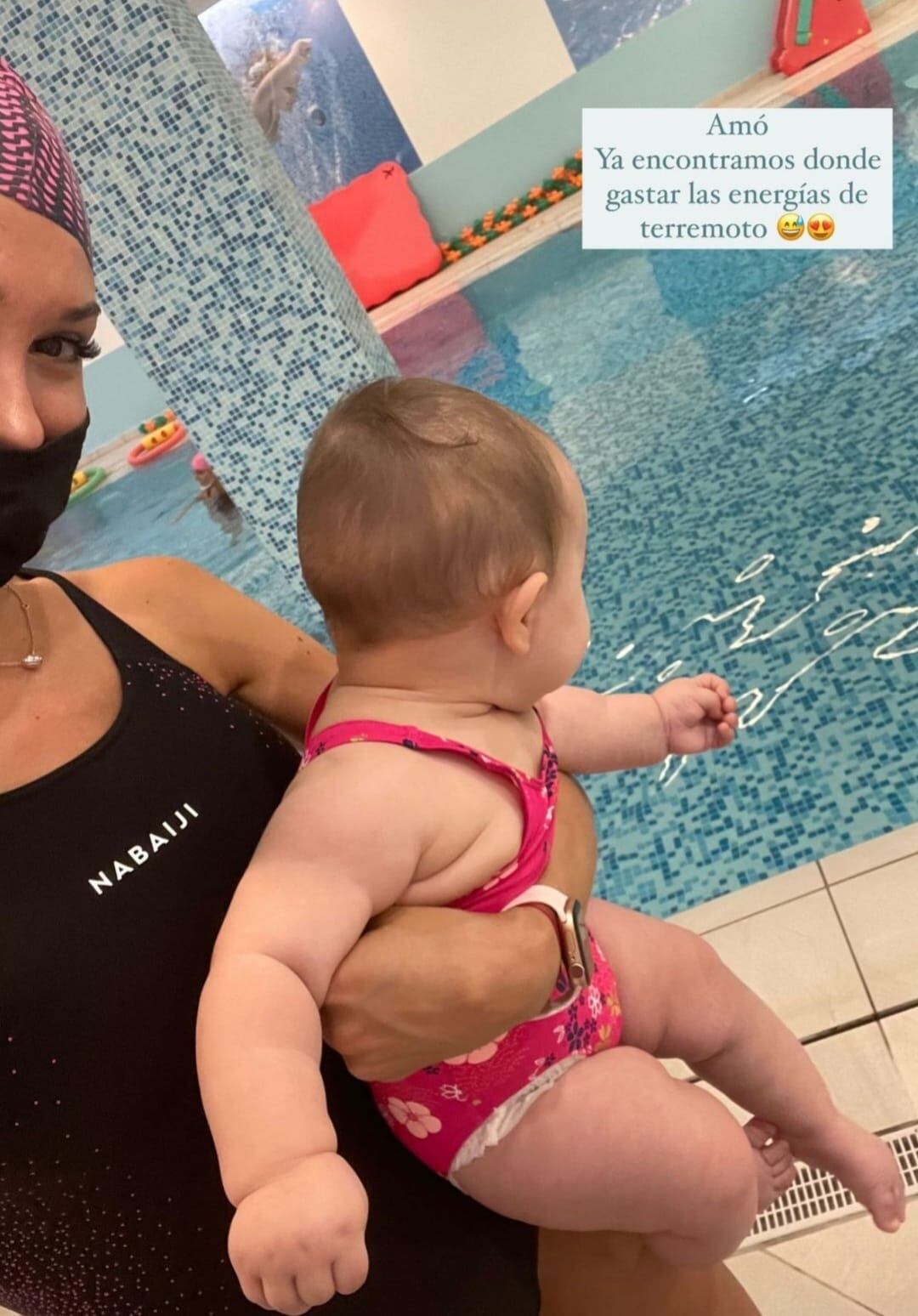 Primer día de natación de Nina Martínez.