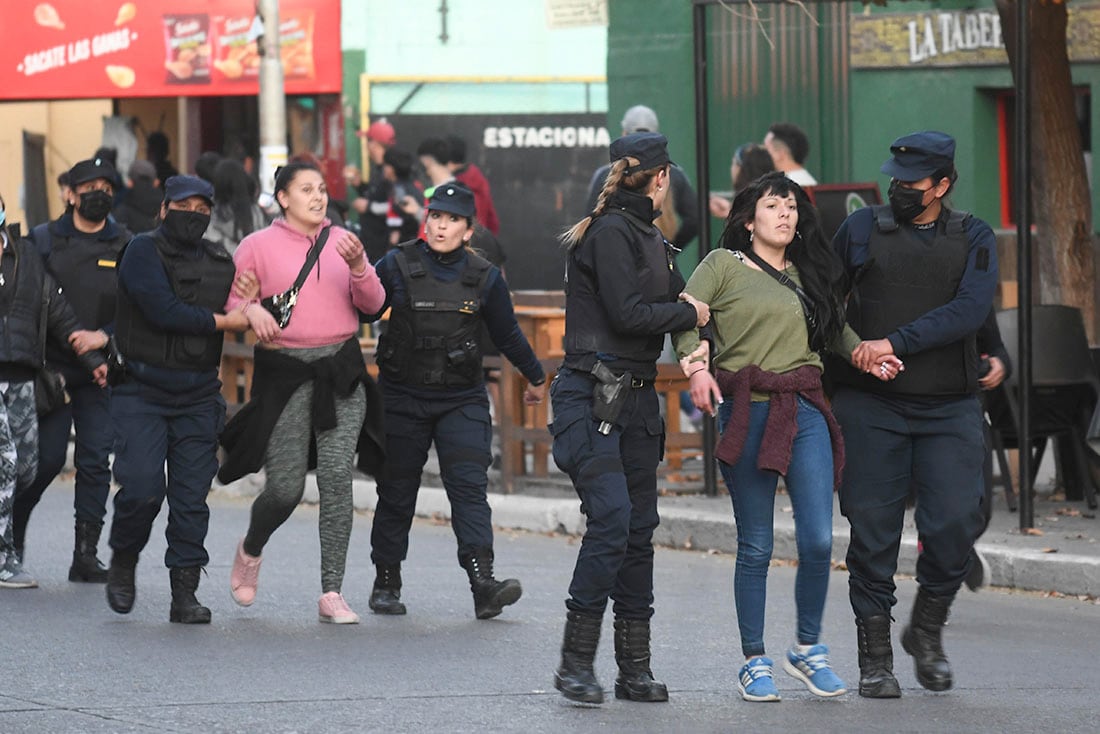 En San Martín, familiares y amigos de Agostina Trigo marcharon por las calles del centro para pedir Justicia.
Agustina fué encontrada sin vida en un galpón abandonado en el distrito Buen Orden de San Martín.
Un grupo de Manifestantes, rompió vidrios en el Ministerio Público Fiscal, ubicado en la esquina de 25 de Mayo y Arjonilla, donde tuvo que actuar la policía.
Foto: José Gutiérrez/ Los Andes