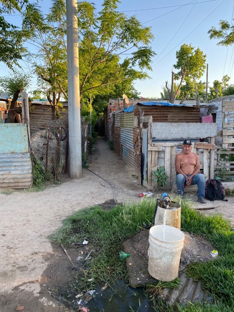 Los vecinos del barrio Toba obtienen agua de esta canilla.