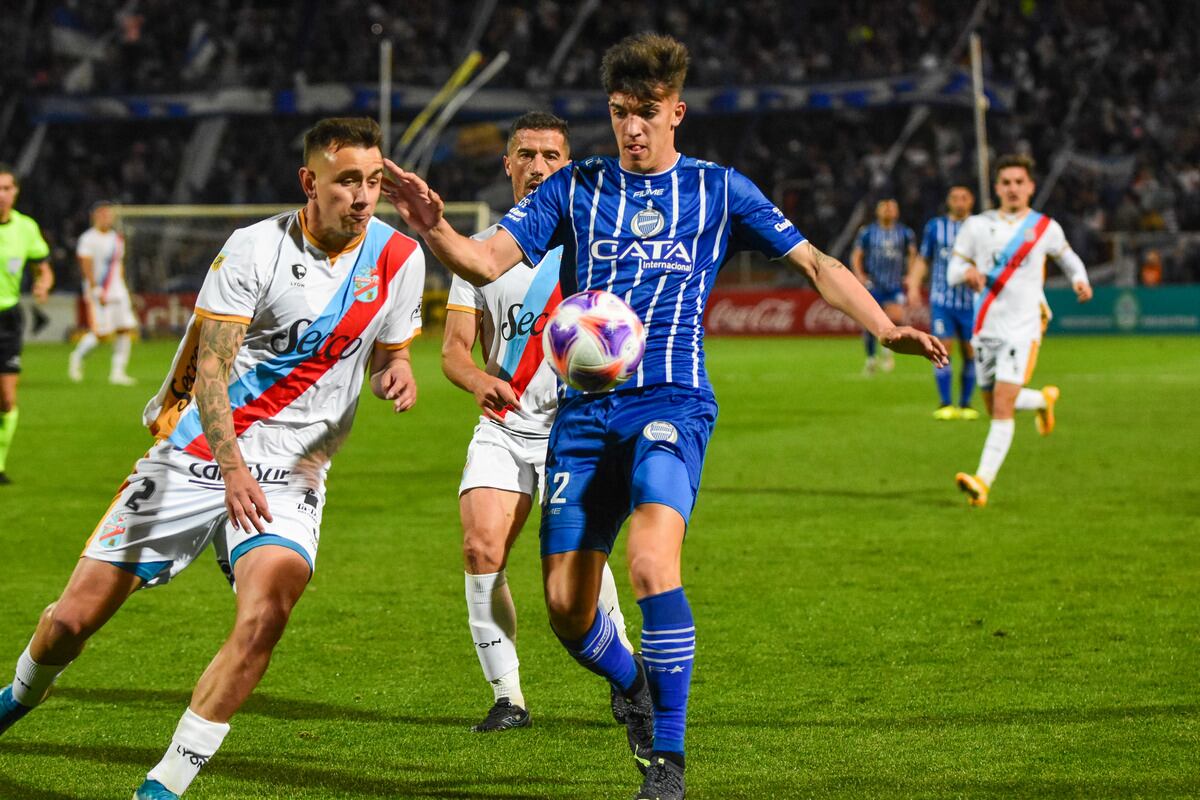 Godoy Cruz dejó en el camino a Arsenal y se metió de lleno en la pelea por el título.