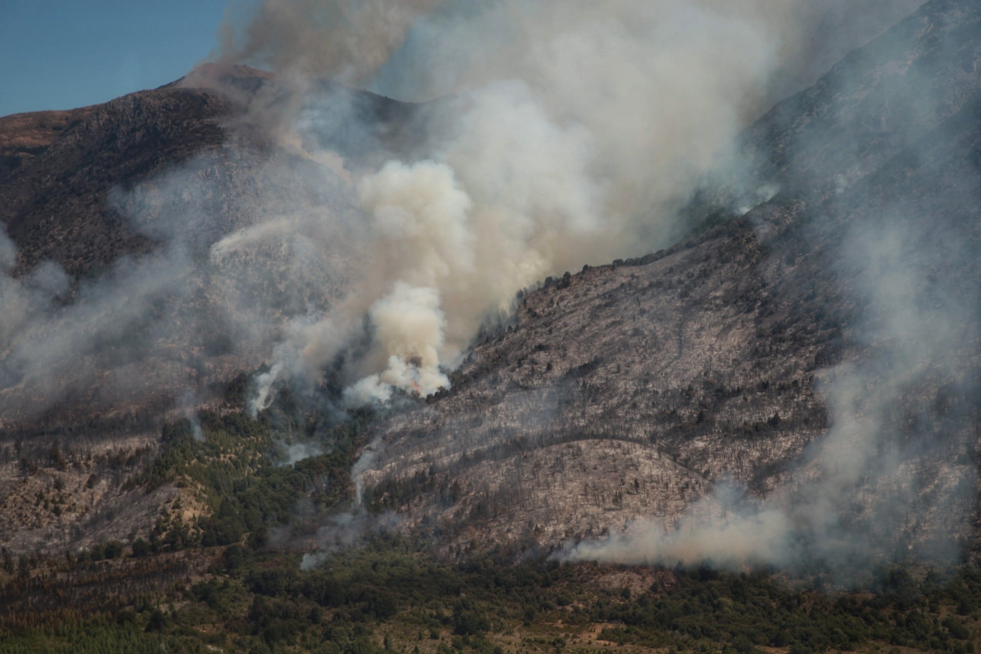 El incendio no logra ser controlado