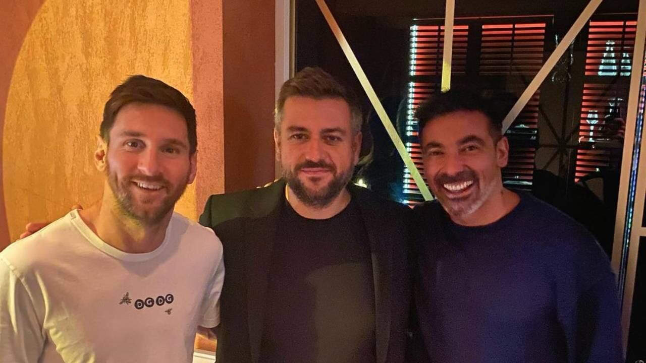 Lionel Messi, Ezequiel Lavezzi y el dueño del restaurante. (@giusetrattoria)