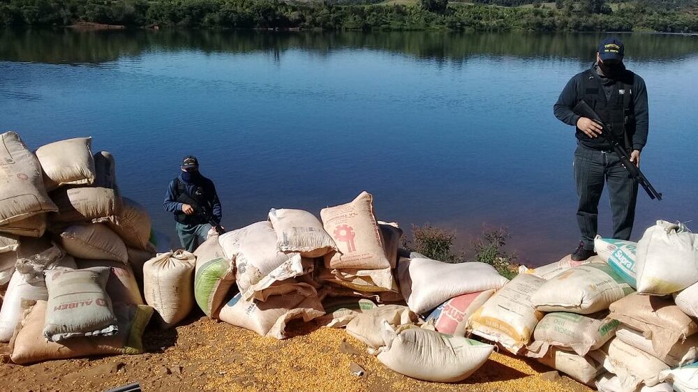 Prefectura Naval Argentina decomisó 6 toneladas de maíz sin aval. Prefectura Naval Argentina