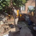 La fumigación controla las poblaciones de mosquitos adultos.