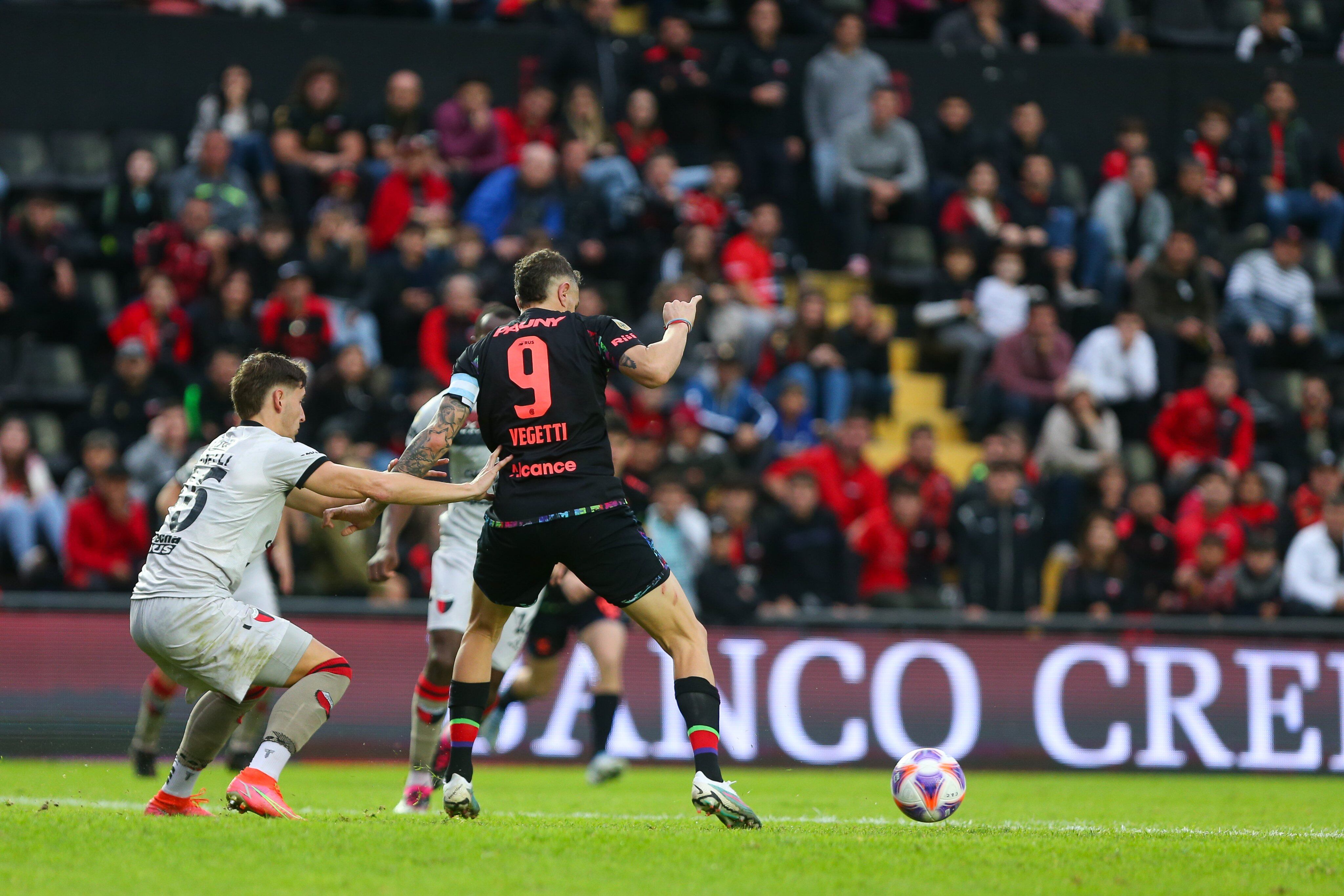 Pablo Vegetti en acción, en la visita de Belgrano a Colón de Santa Fe, por la Liga Profesional. (Prensa Belgrano)