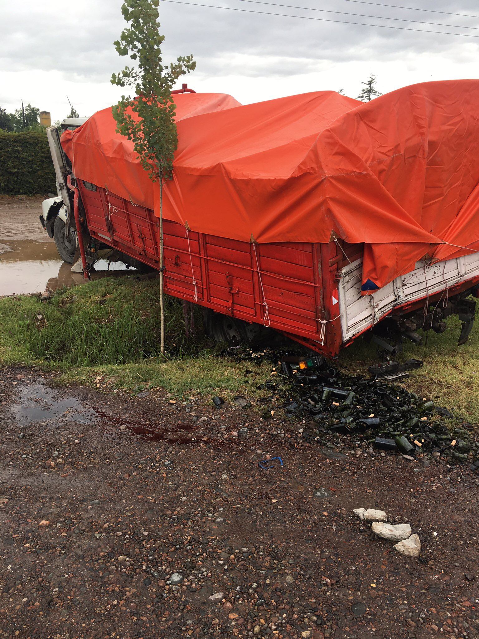 Choque de camión que transportaba vinos sobre el Acceso Sur