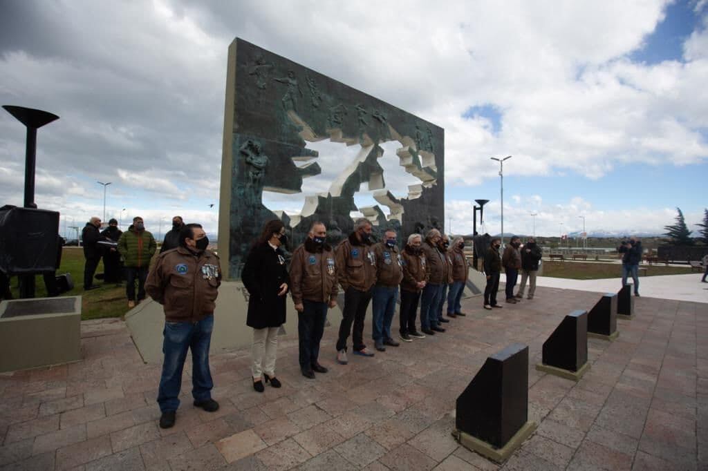 Se llevó adelante el cambio del Pabellón Nacional de la Plaza Malvinas Argentinas