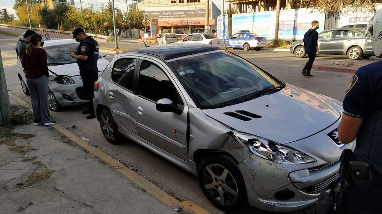 Los tres delincuentes robaron un vehículo y se dieron a la fuga.