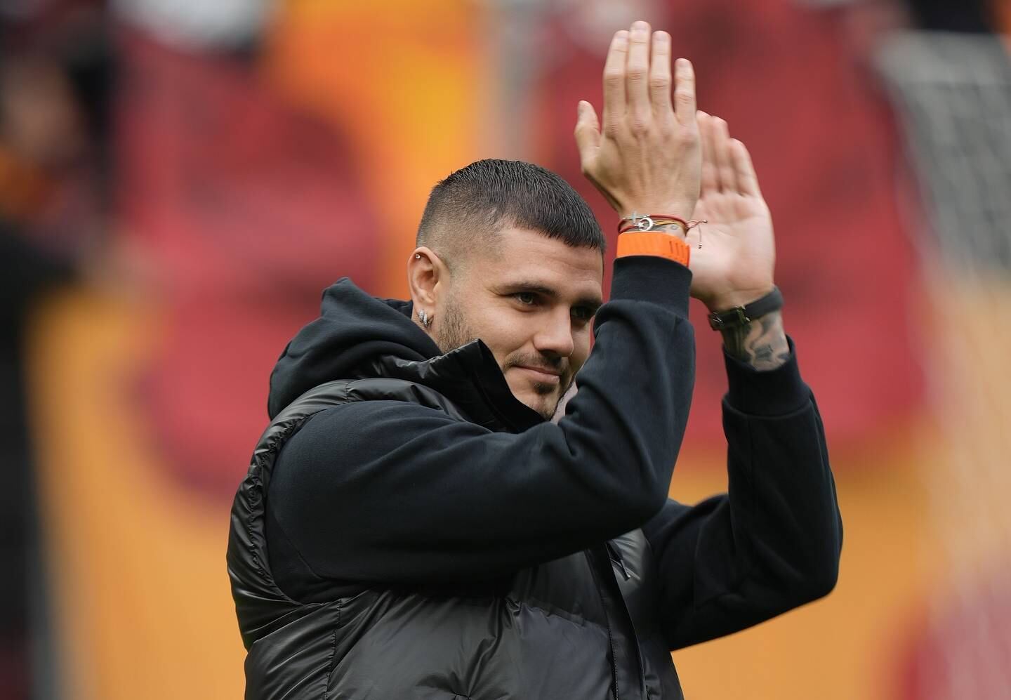 Mauro Icardi fue a la cancha de Galatasaray luego de su lesión de rodilla y la hinchada lo ovacionó.