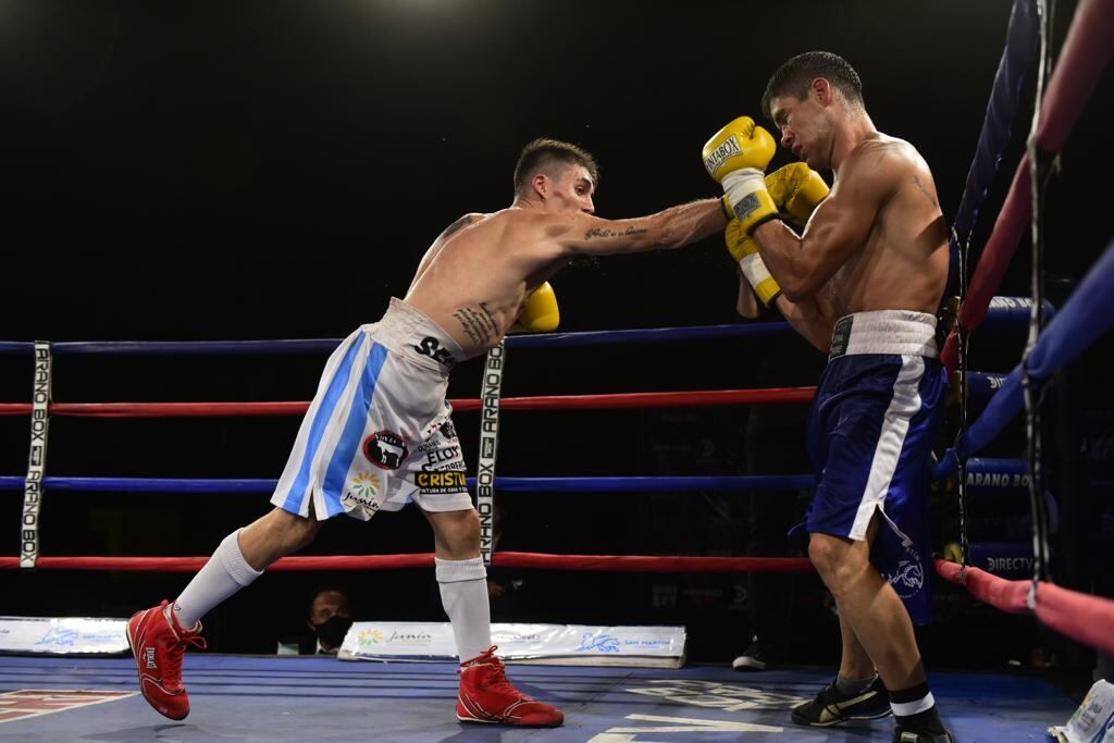 Maxi Segura se impuso en el último rounds  al Zurdo Martínez Lucero Maximiliano Segura sumó su décimo triunfo al superar al puntano Ramiro “El Zurdo” Martínez Lucero, por nocaut en el octavo y último round de la pelea central del festival.