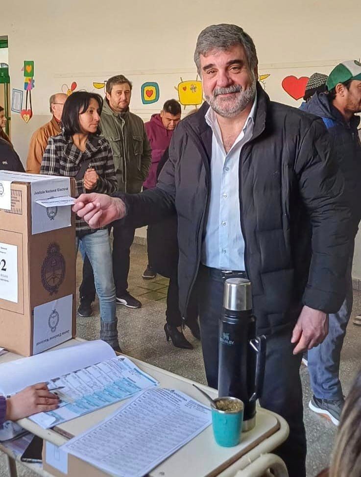 Daniel Gardonio votó pasadas las 13 horas en Santa Cruz.