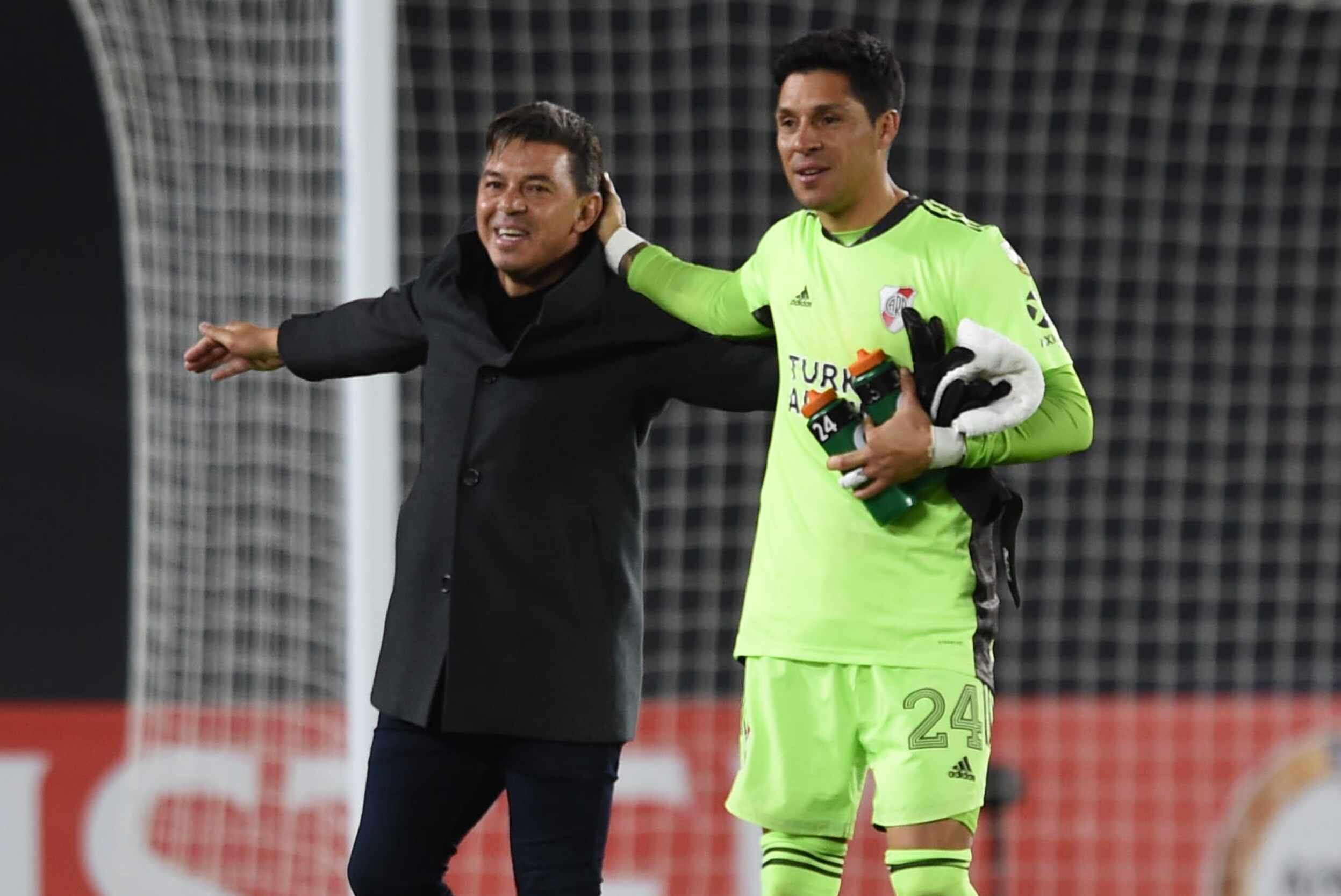 Enzo Pérez fue felicitado por el técnico Marcelo Gallardo.