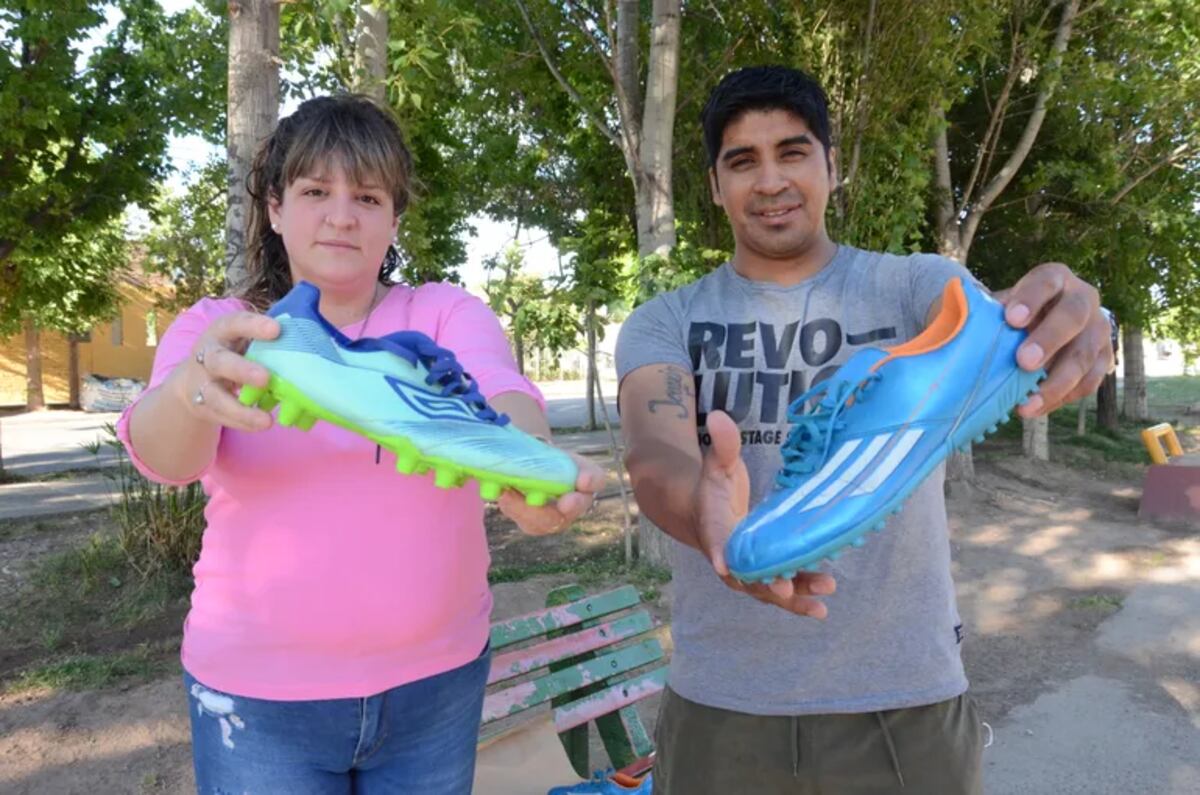Conocé el proyecto “Botines mágicos” que junta, restaura y dona zapatillas de fútbol a quienes los necesitan