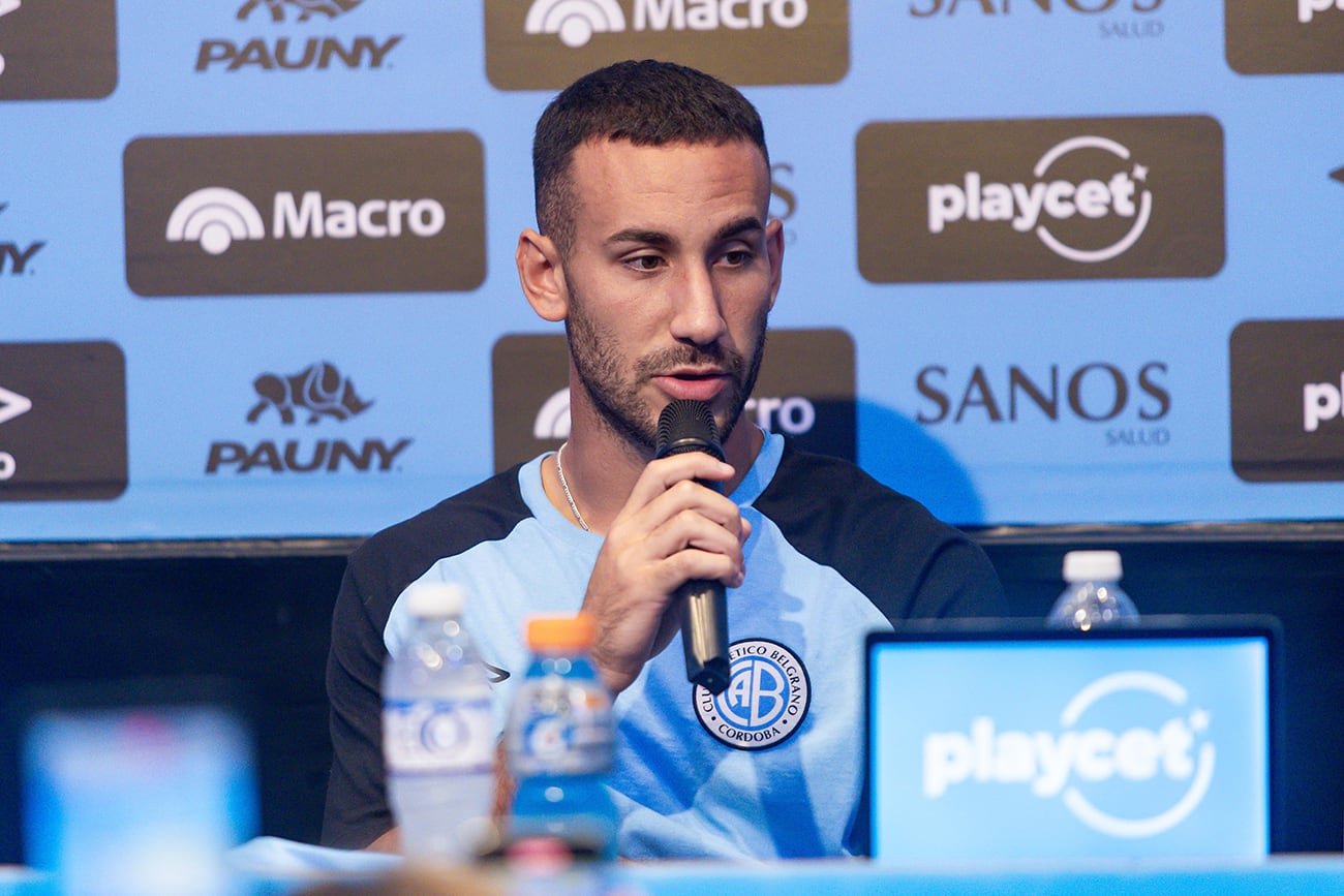 Belgrano presentó sus dos últimas incorporaciones. De izquierda a derecha, Ariel Rojas (director deportivo), Santiago Longo, Agustín Dattola y Luis Fabián Artime (presidente).