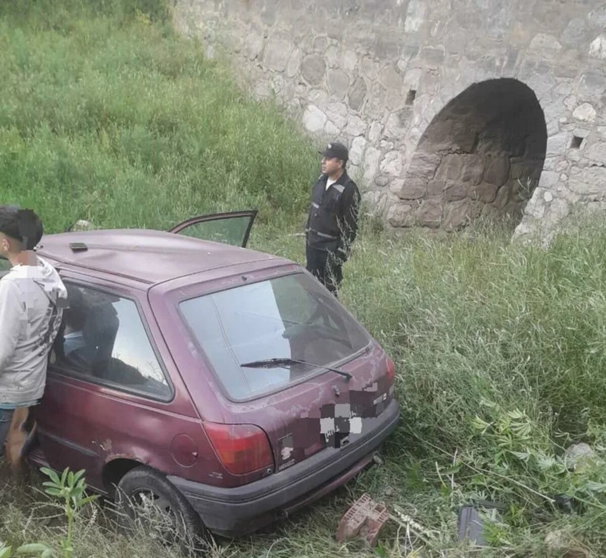Impactante siniestro vial en Carlos Paz: desbarrancó su auto y lograron rescatarlo
