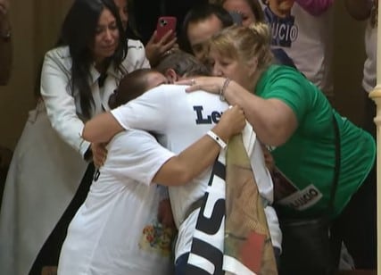 Así fue el sentido abrazo de la familia de Lucio Dupuy cuando el Senado sancionó la Ley Lucio.