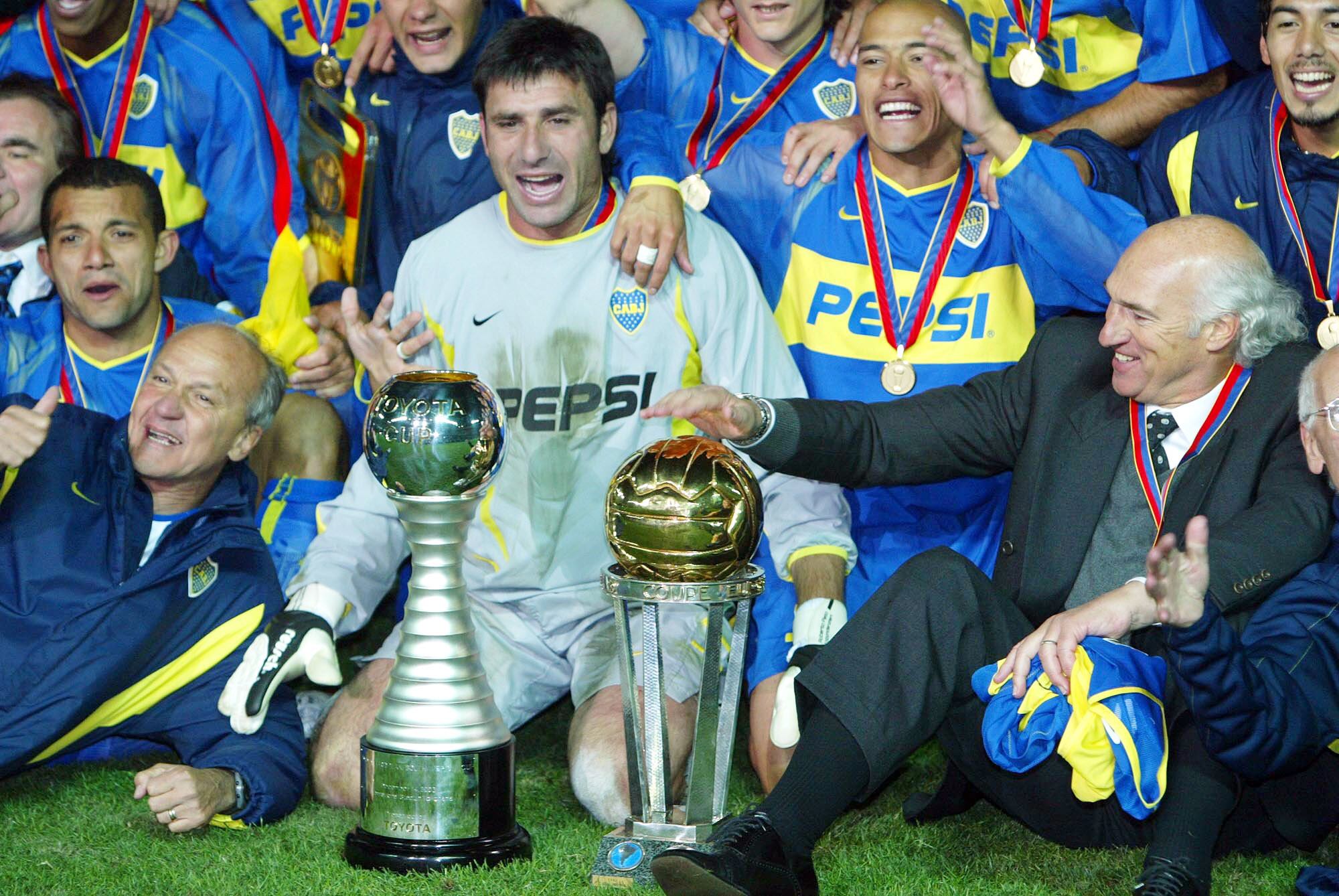 Carlos Bianchi celebrando la Intercontinental con Boca ante el Milan.