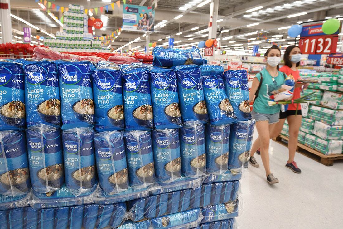 Mercadería en las góndolas de los supermercados y precios cuidados.
Mercadería en el Hipermercado HIPER Chango Mas de Guaymallén.