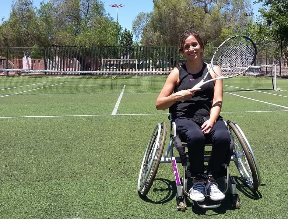 Natalia juega al tenis adaptado. 