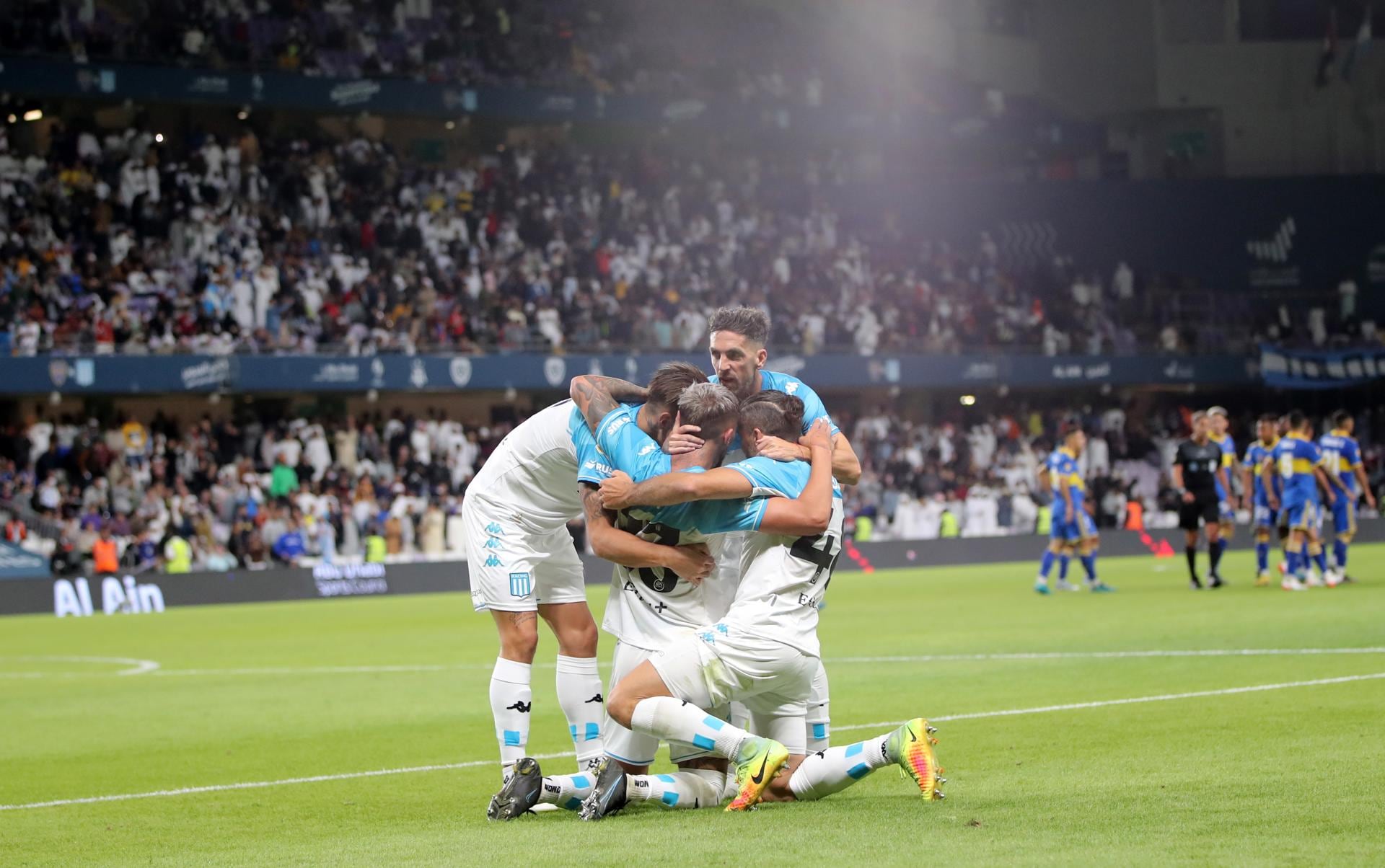 Jugadores de Racing Club celebran tras marcar el 1-2 durante el último partido de fútbol de la Supercopa Argentina entre Boca Juniors y Racing Club en Al Ain, Emiratos Árabes Unidos.. Foto: EFE/EPA/ALI HAIDER