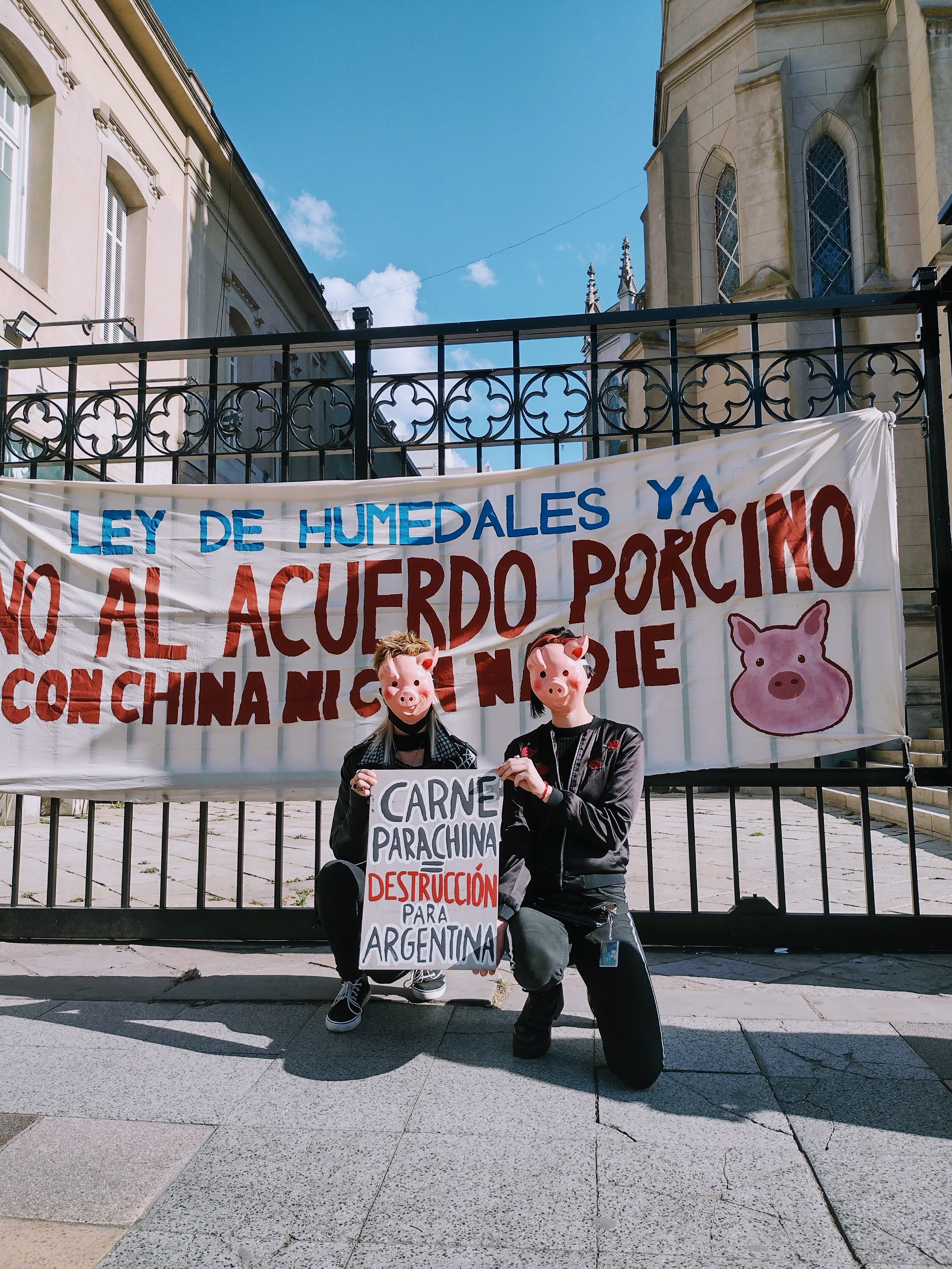 Stefanía y Carolina se sumaron a las acciones de protesta que se realizaron en todo el país para decirle “No” al acuerdo porcino entre Argentina y China