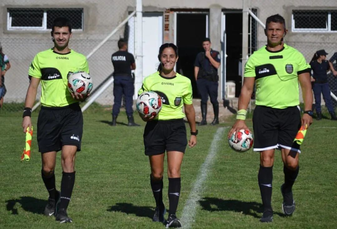 Fue durante un partido de fútbol de la liga tandilense y de la Unión Regional Deportiva fue arbitrado por Camila Romero Barsottini