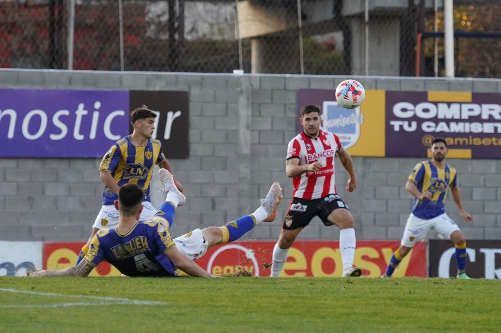 En un difícil partido, el Bohemio y la Gloria jugaron en el estadio de Villa Crespo.