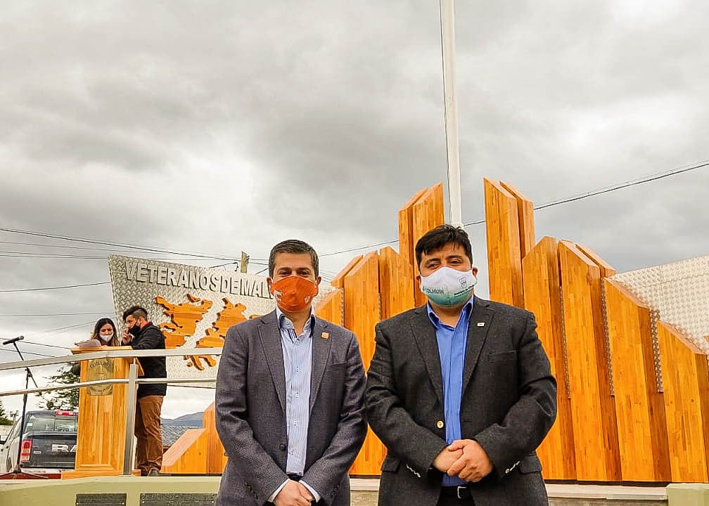 El Secretario de Malvinas, Antártida, Islas del Atlántico Sur y Asuntos Internacionales, junto al Intendente de Tolhuin, Daniel Harrington en la inauguración de la Plazoleta "Veteranos del Malvinas".