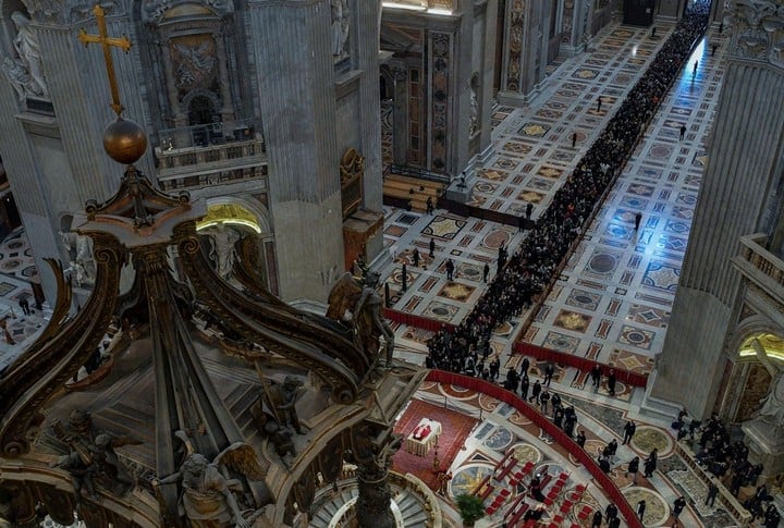 Comenzaron el funeral del Benedicto XVI con una masiva presencia de fieles.