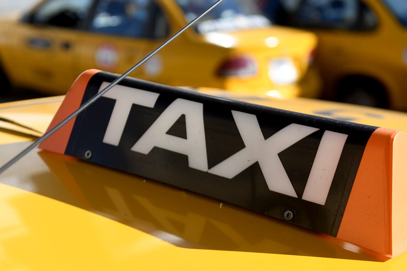 El taxista no aceptaba el pago por transferencia y la obligó a bajarse.