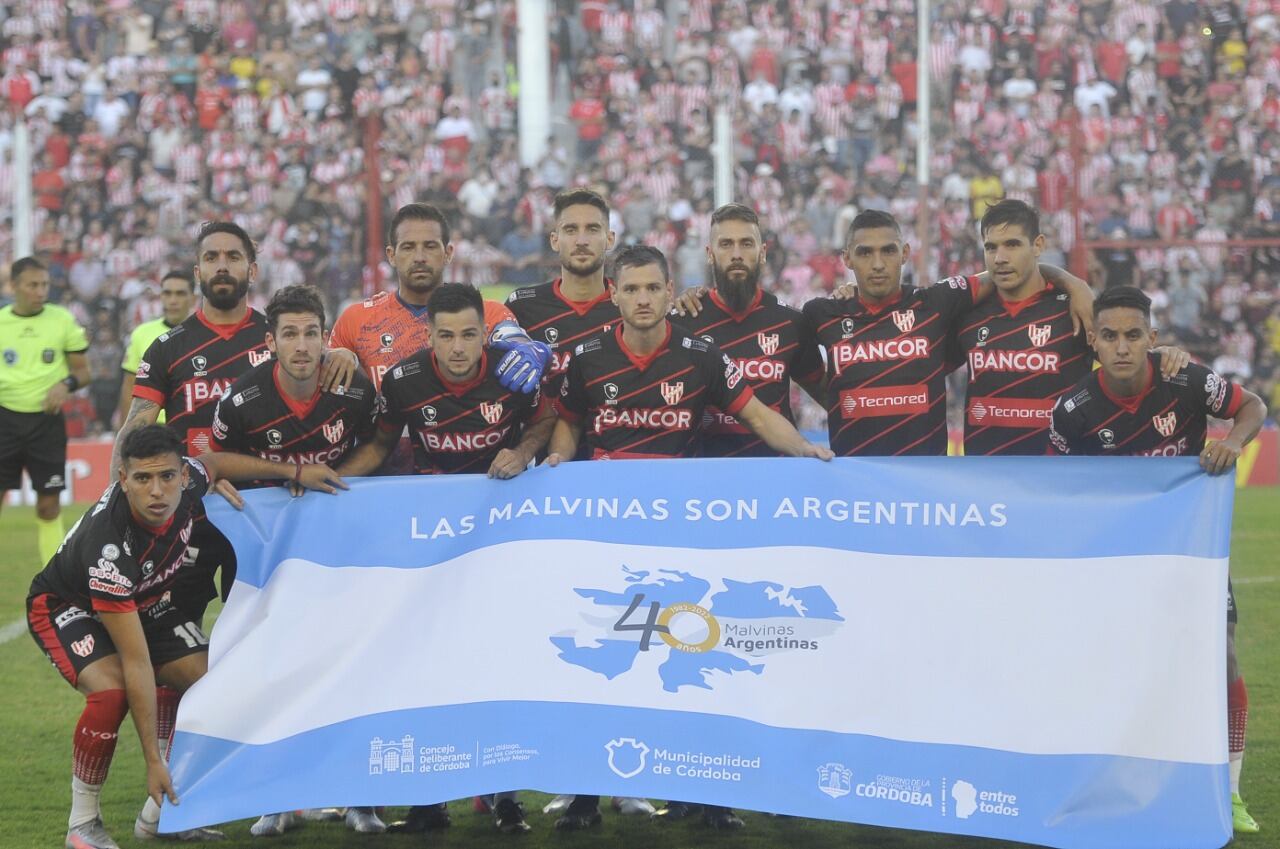 Instituto salió a la cancha con una bandera para homenajear a los héroes de Malvinas (Foto: Javier Ferreyra).