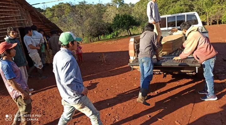 Un vecino ayudó con el traslado.