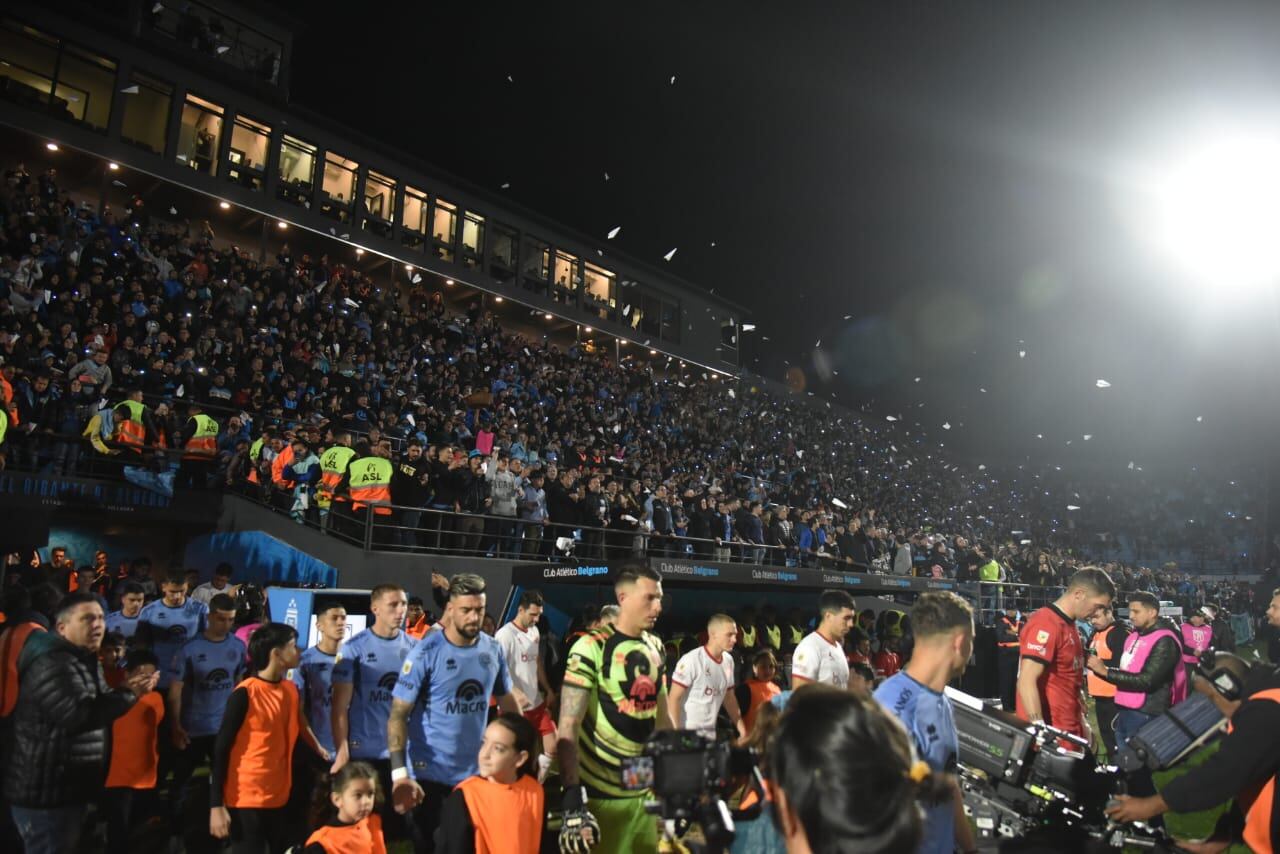 El recibimiento de los hinchas de Belgrano ante Estudiantes. (Facundo Luque / La Voz).