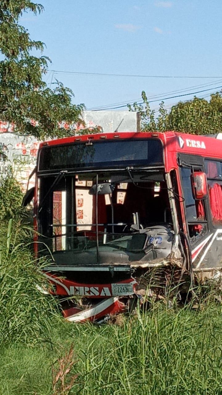 El colectivo quedó incrustado en la vereda de una fábrica cercana.