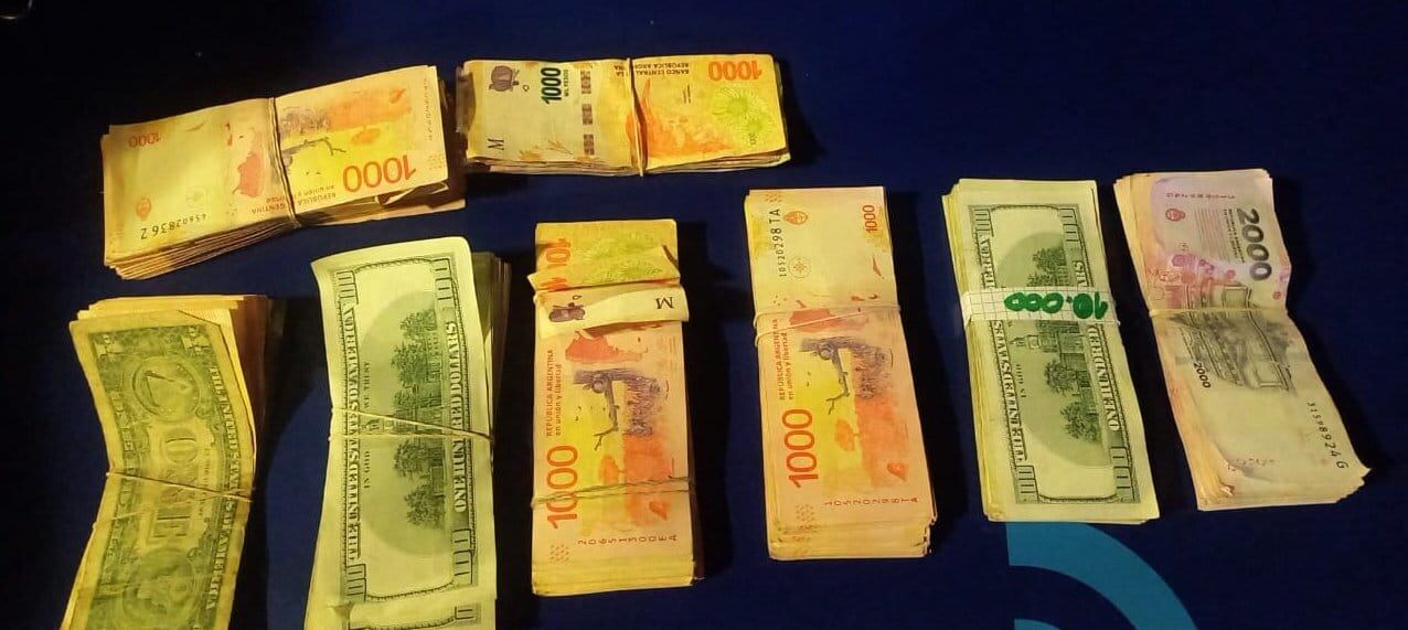 Parte del dinero secuestrado en el operativo.