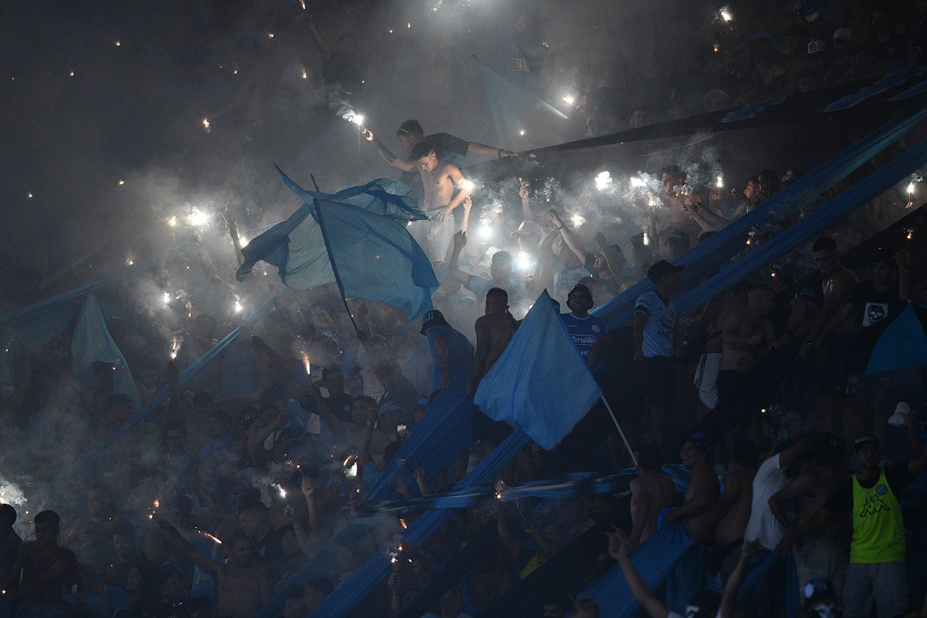 Bengalas tribuna Belgrano. foto Pedro Castillo