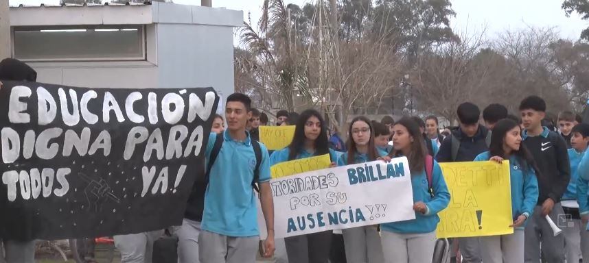 Alumnos de la Escuela Proa Arroyito marcharon hacia el Edificio Municipal