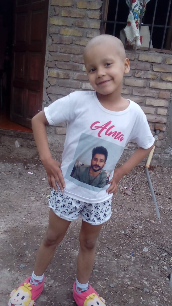 Alma con su remera de Camilo.