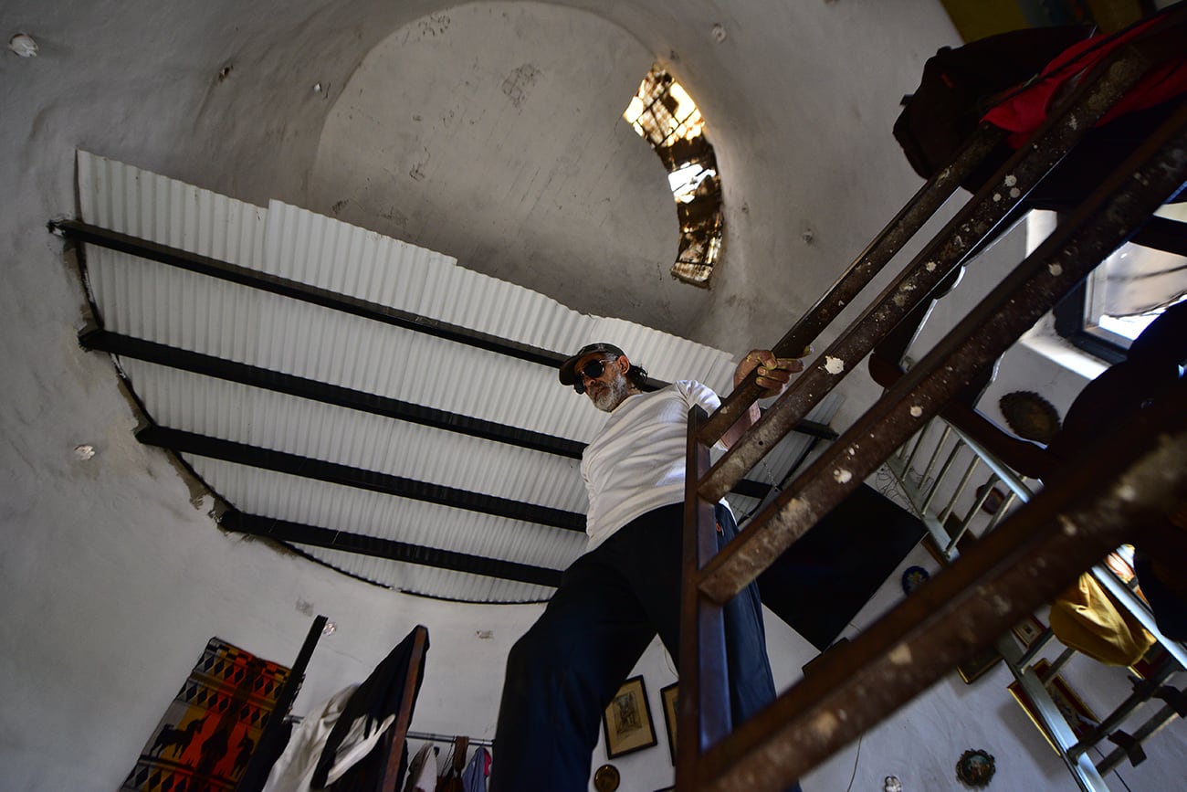 Pablo Castellano. Antiguo tanque de agua reciclado para viviendas en Barrio Bialet Massé sbre calle O'Higgins al 3000. (José Gabriel Hernández / La Voz)