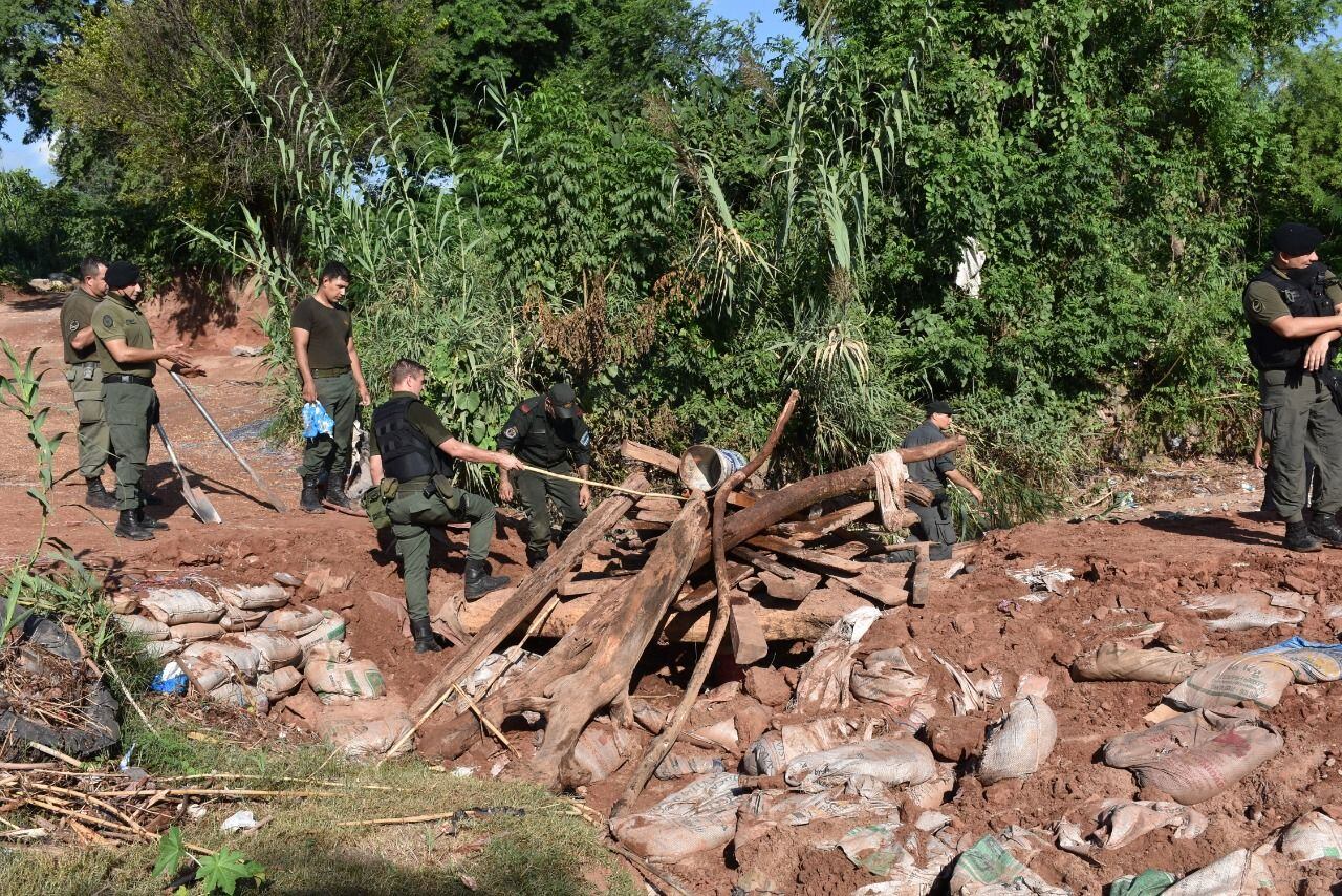 La banda traficaba aceite a Bolivia con una manguera a través de la frontera