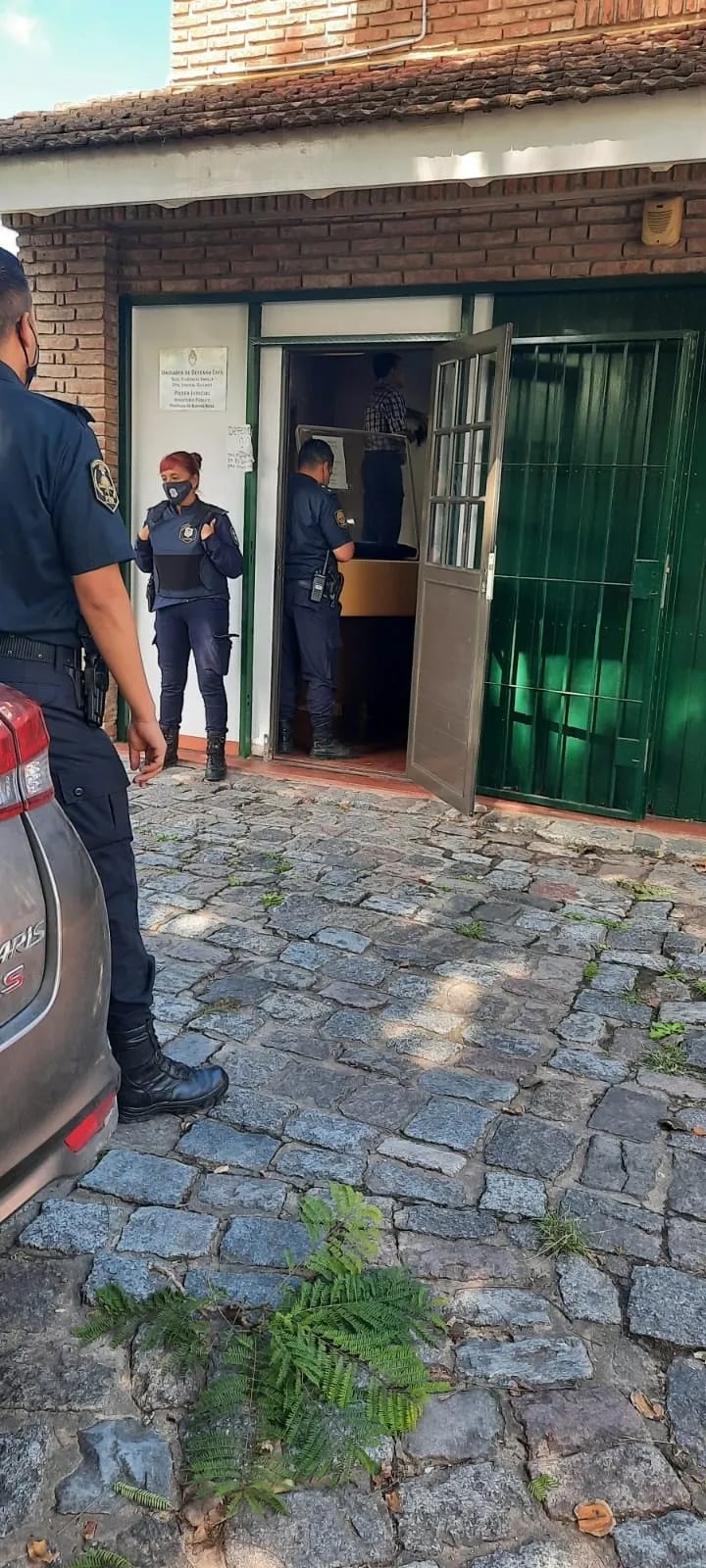 El agresor tomó a dos empleados de un edificio de la municipalidad en represalia por una orden de restricción.