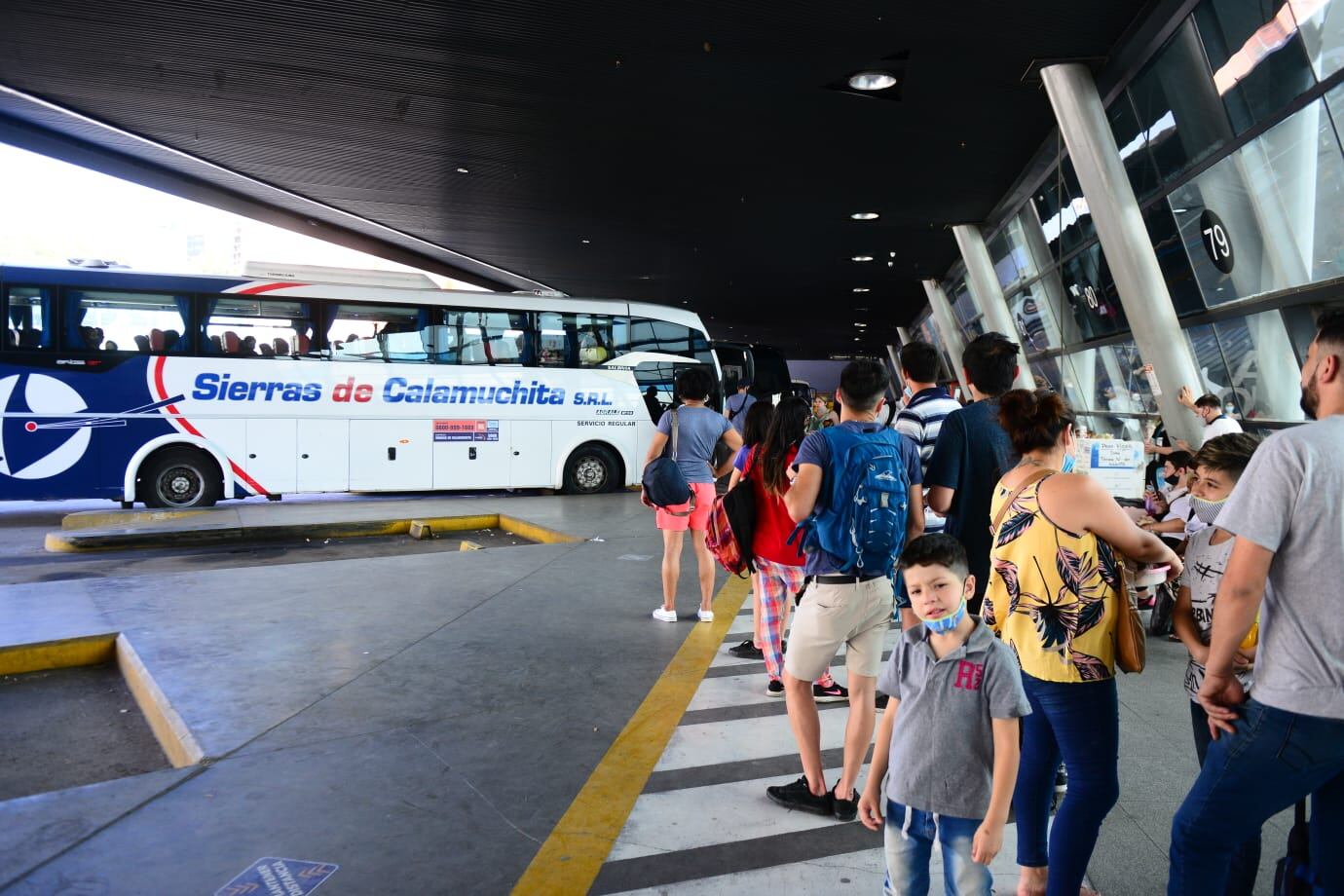 Largas filas se registraron tanto en la terminal nueva como en la vieja.