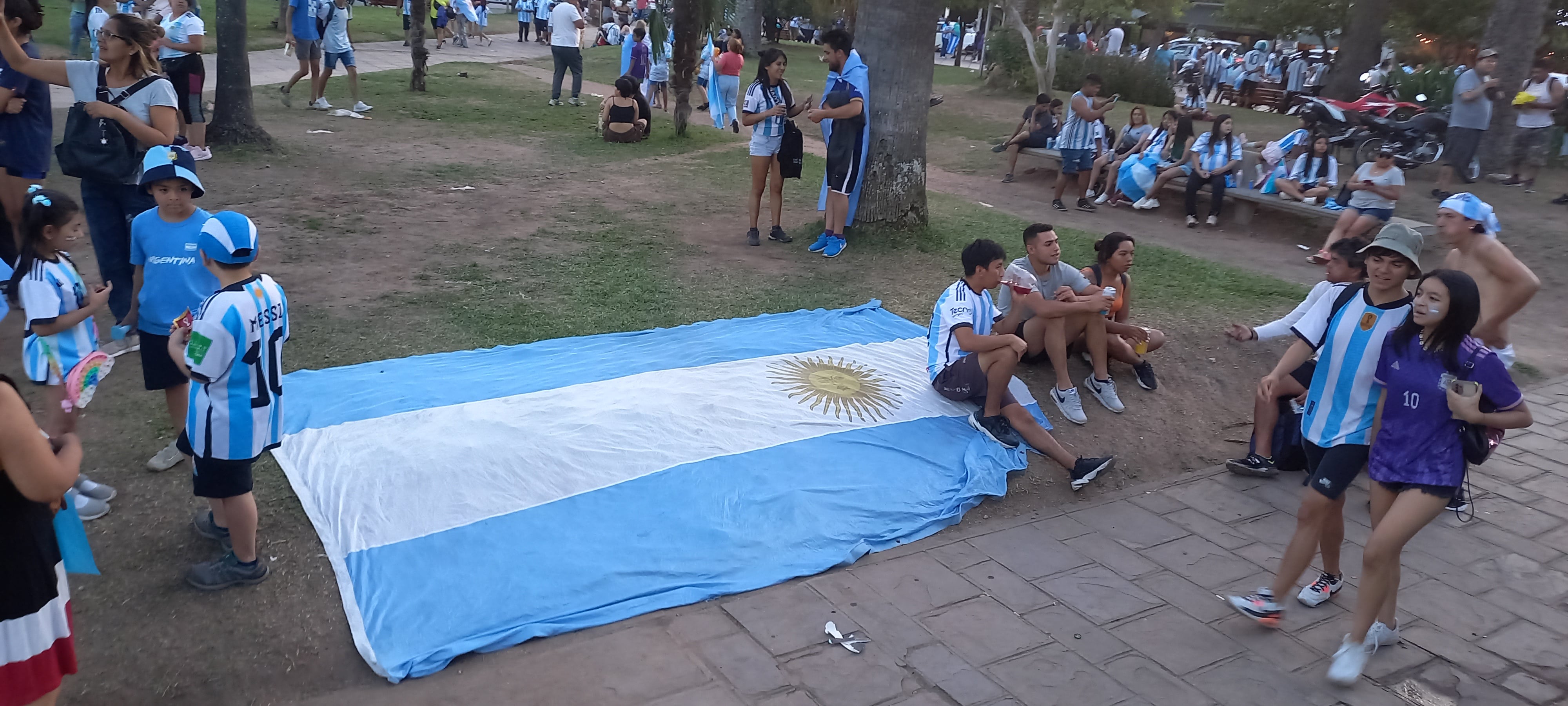 A la espera de otra satisfacción, los hinchas jujeños en serena vigilia "custodiando" los colores nacionales.