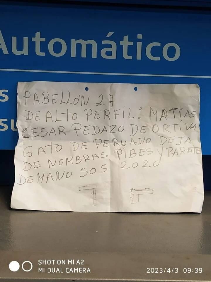 La policía encontró la nota dentro del pequeño local de Fisherton.