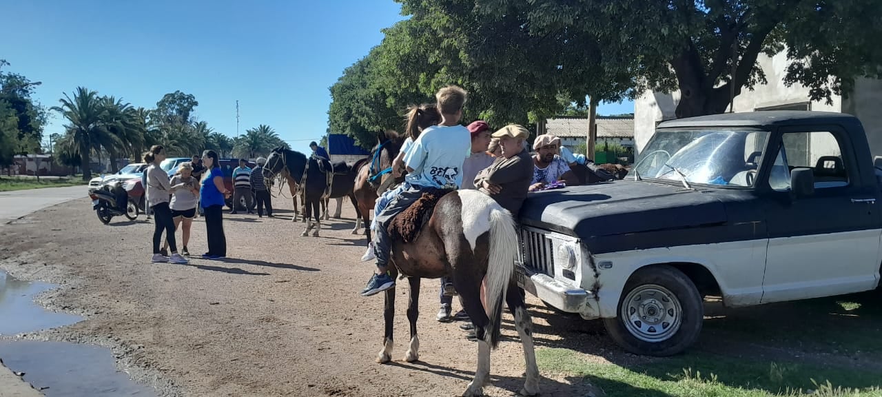 Caravana a caballo y globos blancos para despedir a Agustín en el día de su cumpleaños