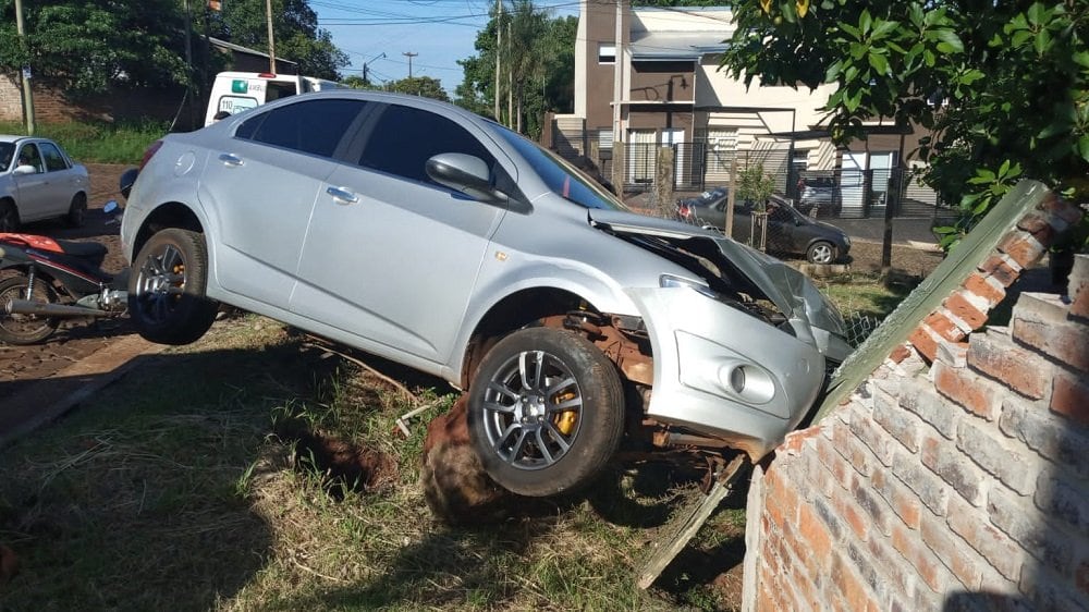 Accidente vial en el que un automóvil impactó contra un muro en Oberá.