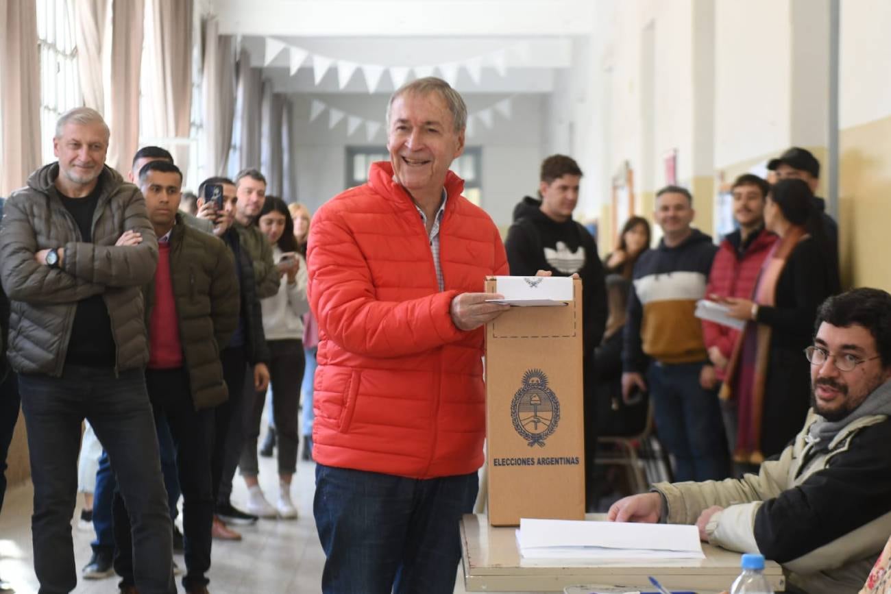 El precandidato de presidente de Hacemos por Nuestro País y gobernador de la provincia de Córdoba, Juan Schiaretti, emitió su voto en el marco de las elecciones nacionales Paso 2023. (Ramiro Pereyra / La Voz)