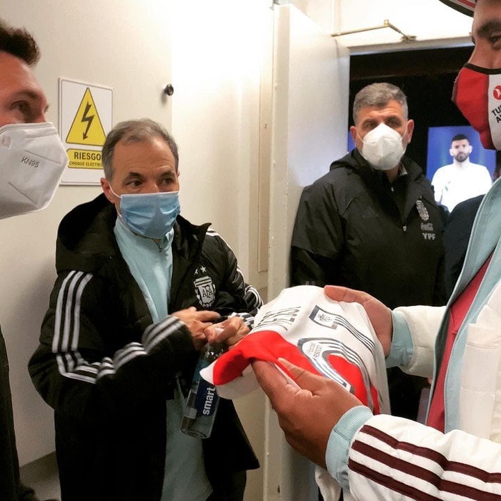 Lionel Messi se llevó la camiseta de River con la 21 en la espalda, como la que usó en su prueba en el club.