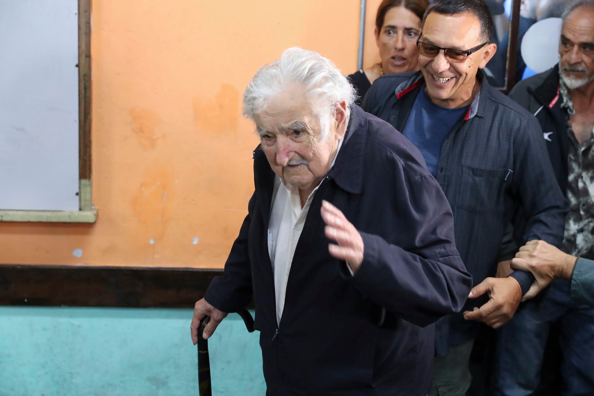 Los 7.225 centros de votación habilitados para la segunda vuelta de las elecciones presidenciales que Uruguay afronta este domingo se encuentran abiertos desde las 8:00 hora local (11:00 GMT). En la imagen, el exmandatario José Mujica a su llegada al centro electoral para votar, este domingo. EFE/Raúl Martínez