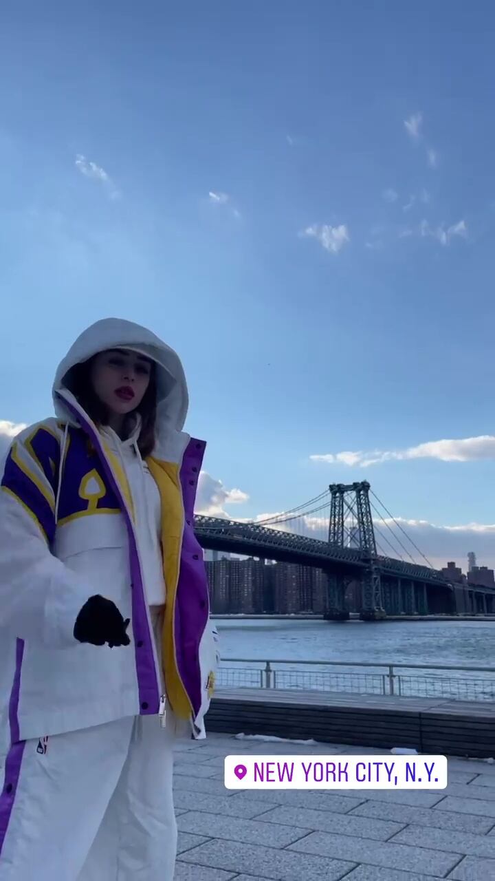 La cantante posó delante del puente a Williamsburg.